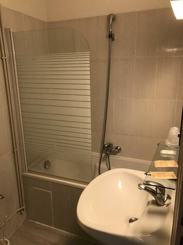 Les chambres de l'hôtel de la gare sont équipées d'une baignoire ou d'une douche