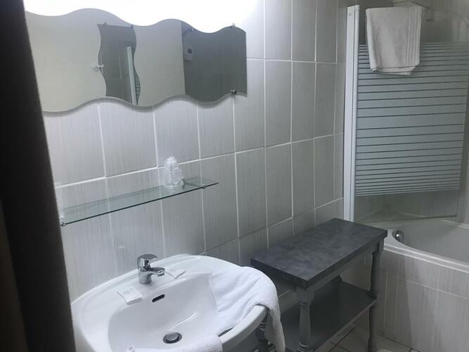 Toutes les chambres de l'hôtel de la gare sont équipées de salles de bains privatives