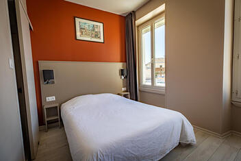 Idéalement situé, l'hôtel de la Gare à Châteauroux offre des chambres tout confort en face de la gare